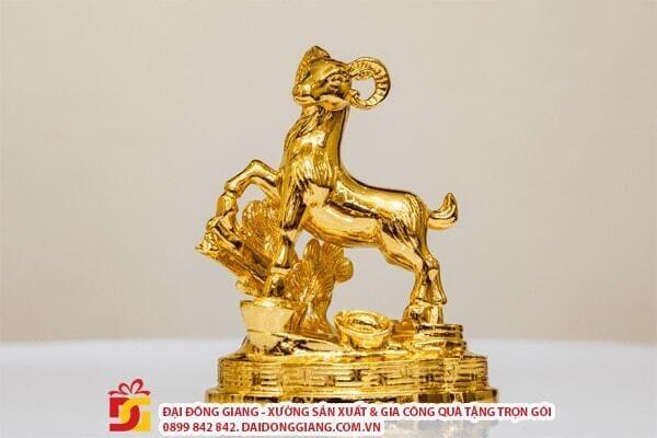 Hình ảnh con dê - Quà tặng phong thủy 12 con giáp để bàn làm việc