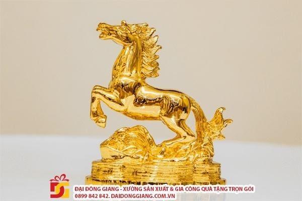 Hình ảnh con ngựa - Quà tặng phong thủy 12 con giáp để bàn làm việc